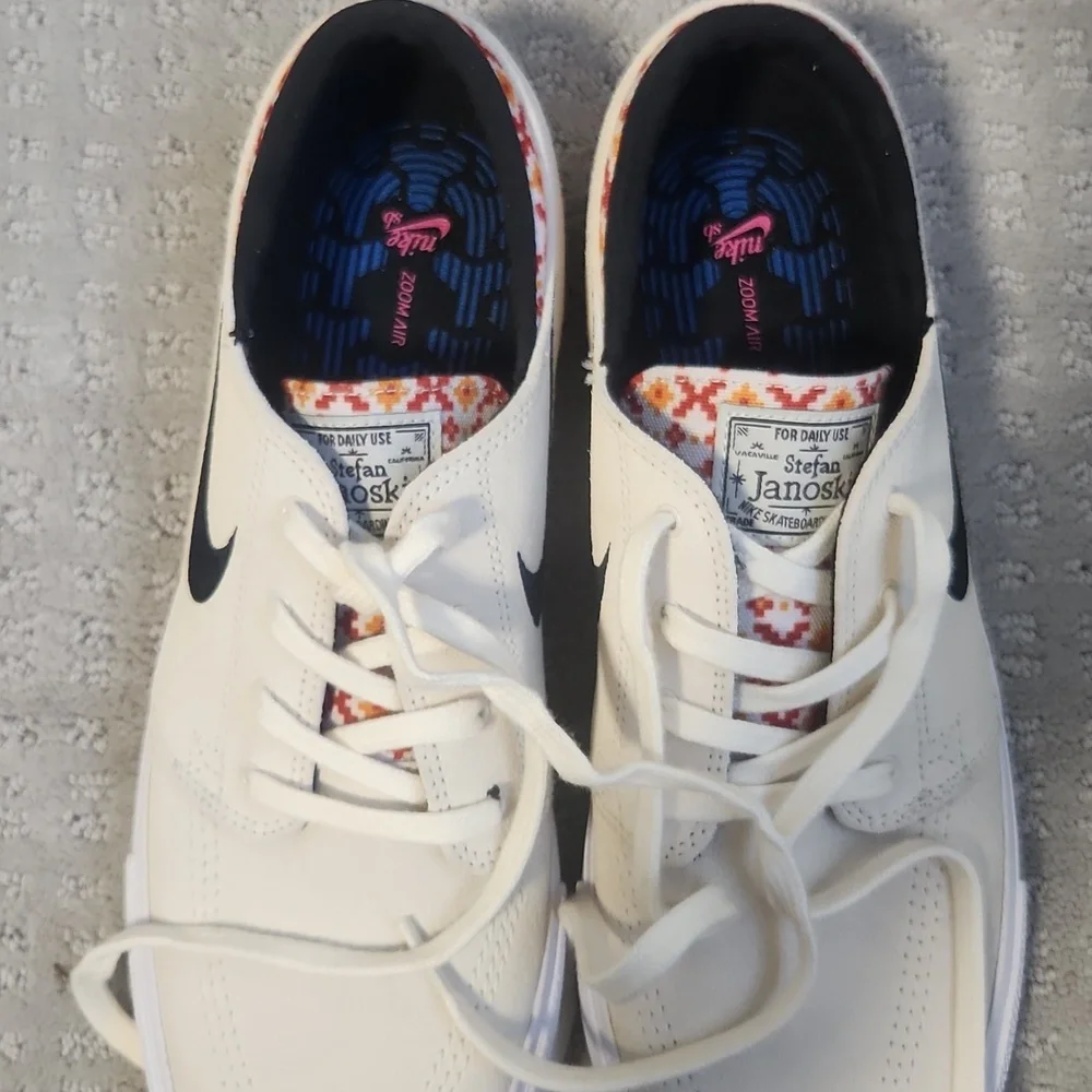 Nike shoes - Picture 2 of 3